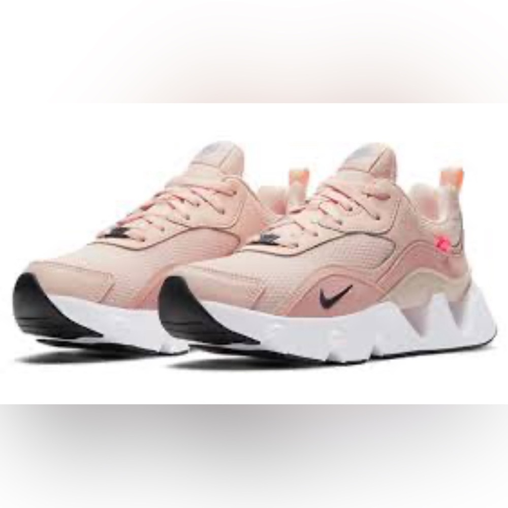 Nike lite pink tennis shoes